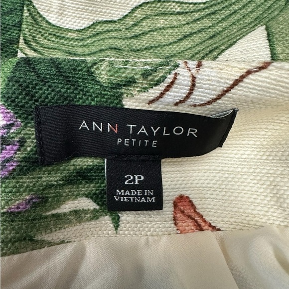 Ann Taylor Garden Floral Pencil Skirt with lilies 2 Petite - Picture 8 of 9